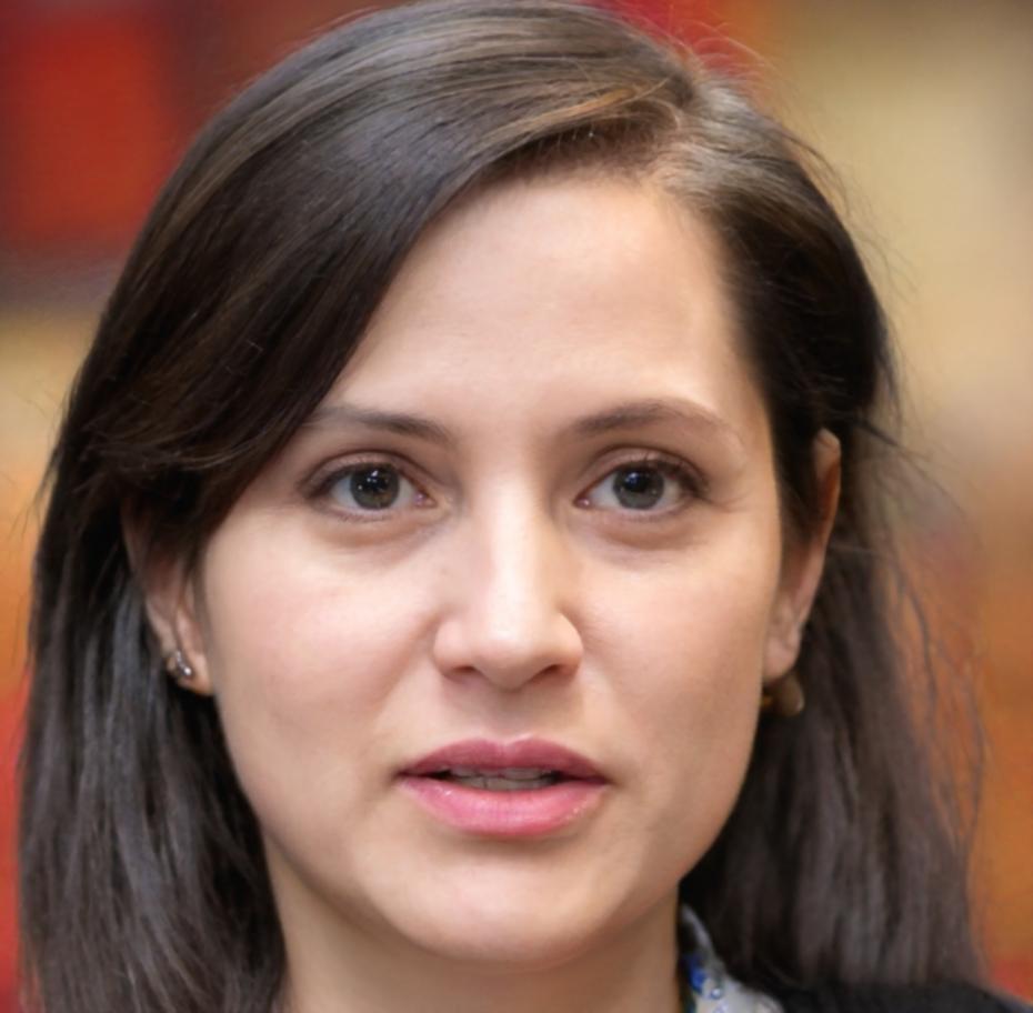 Portrait professionnel de Camille Rousseau, experte en partenariats financiers